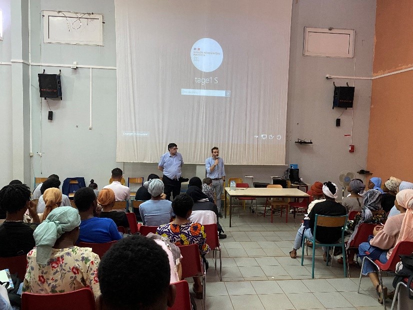 salle de conférence avec public et intervenants