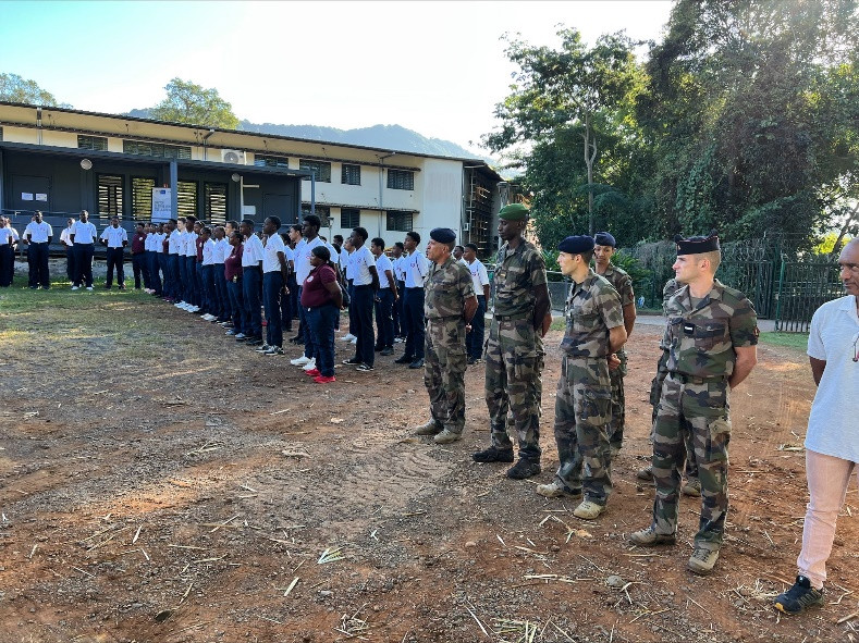 Volontaires SNU en rang dans une cour