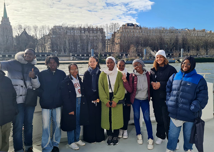 Les élèves devant le bateau mouche