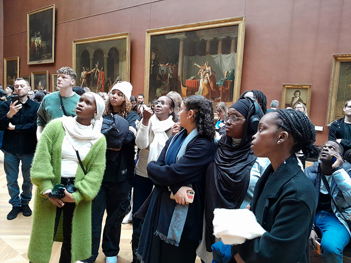 Les élèves au Louvre