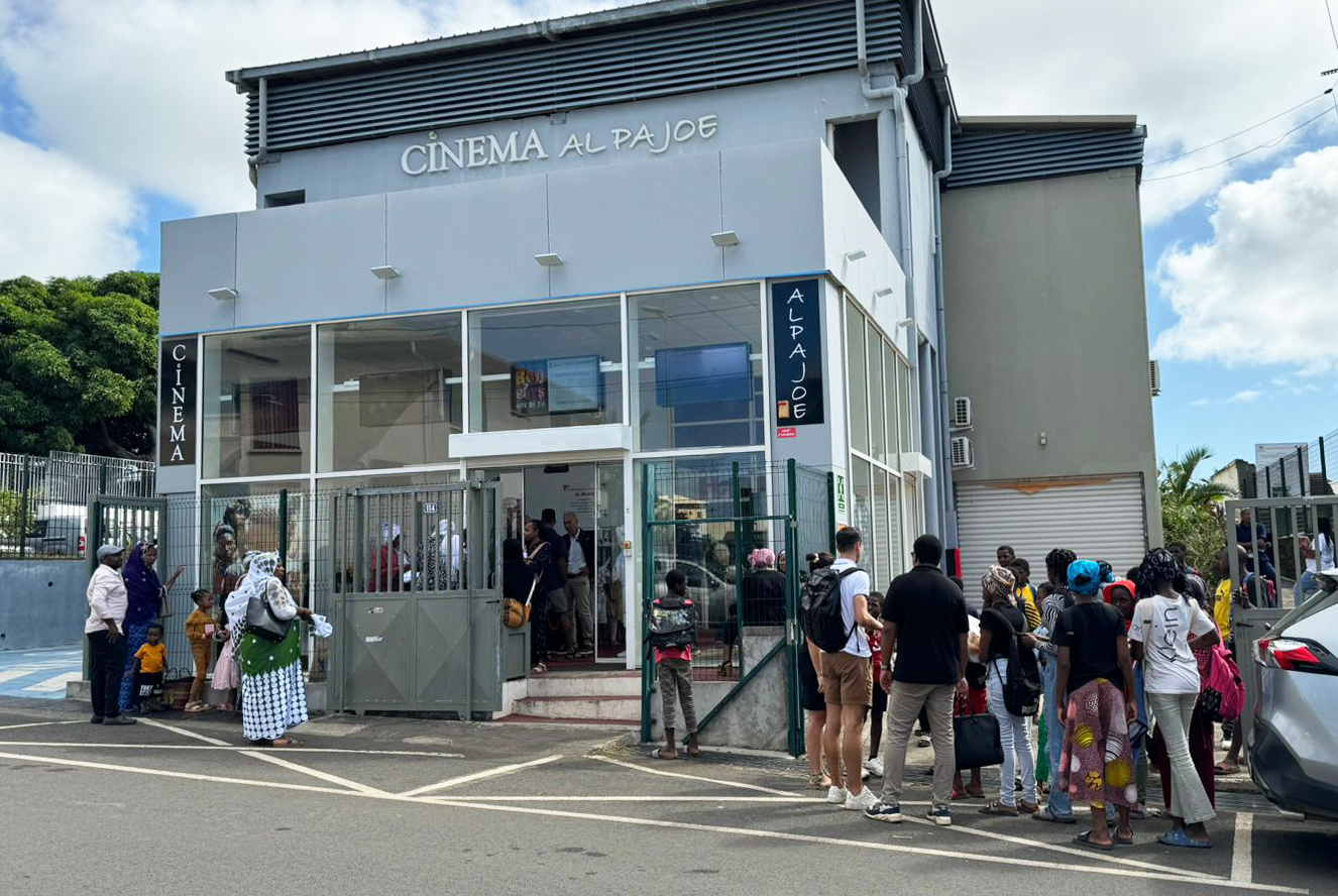 Les élèves devant le cinéma