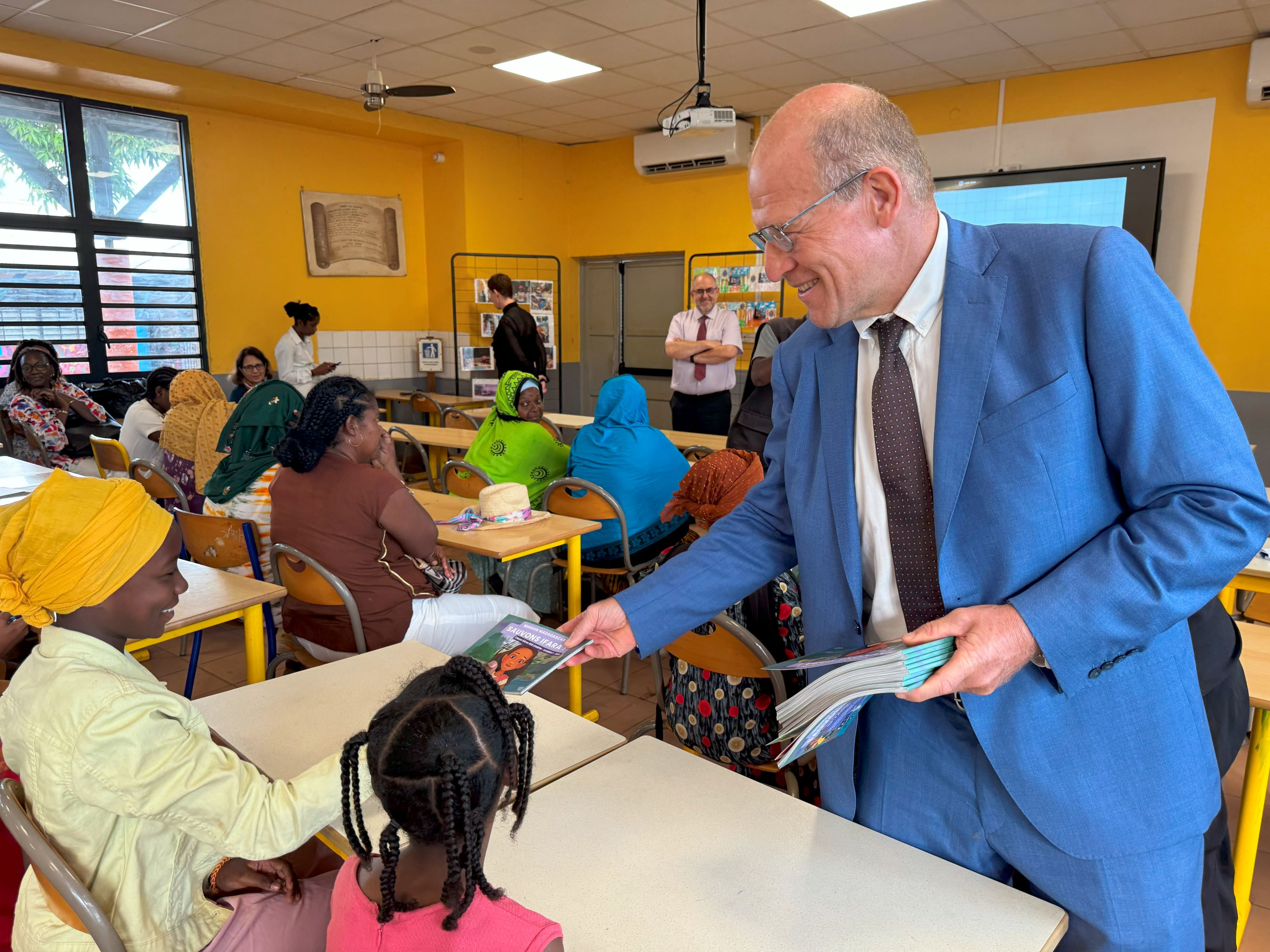 Distribution des livres par le recteur 