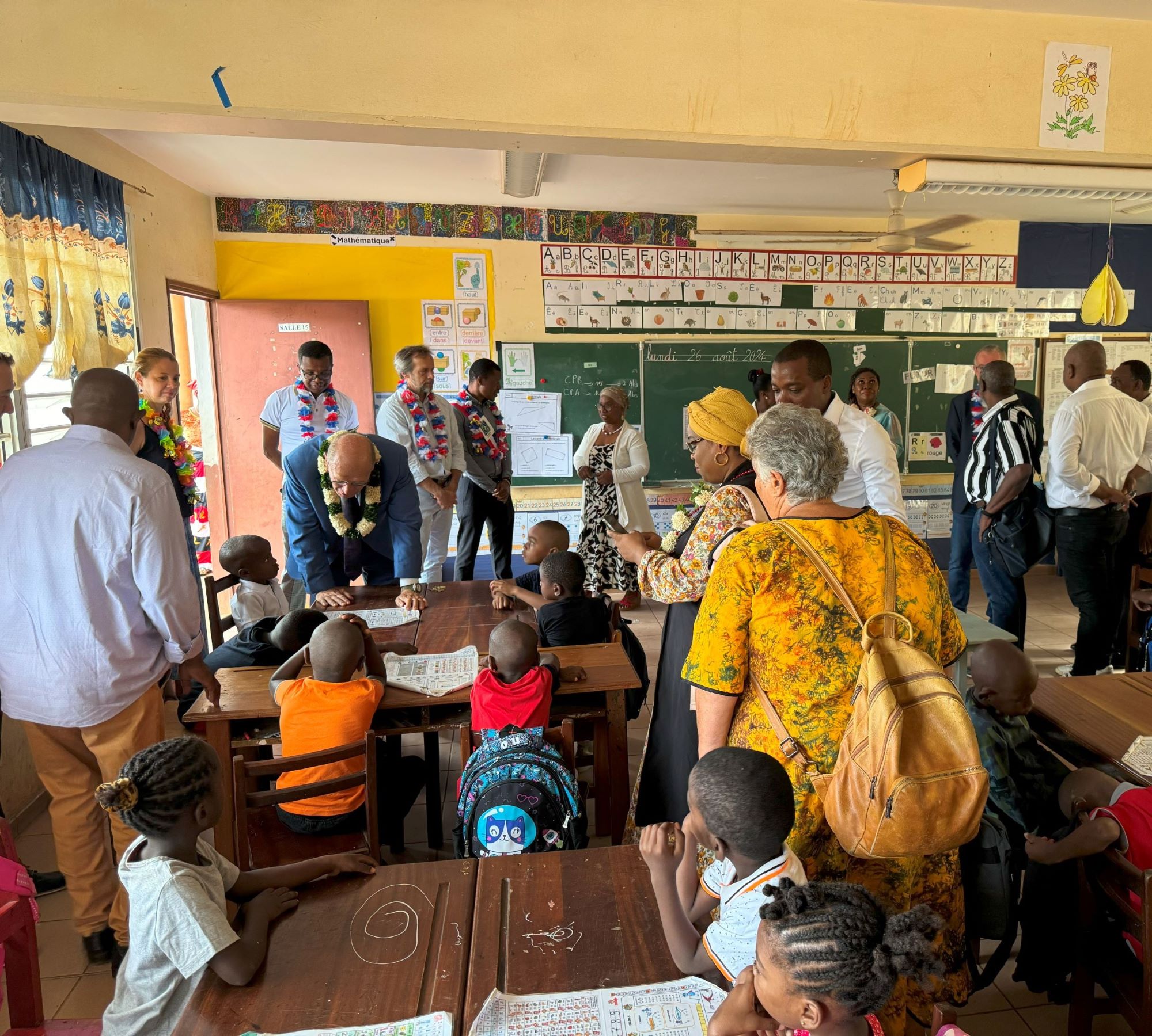 Tous en classe à l'école primaire de Longoni