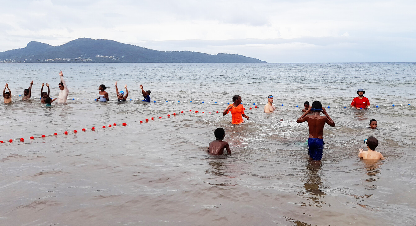 élèves en cours de natation