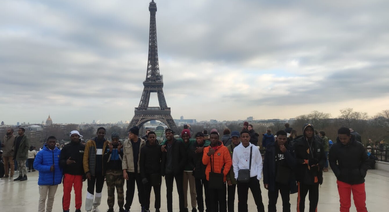 Les élèves posent devant la tour Eiffel