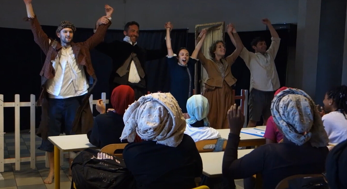 Troupe de théatre du héron en train de saluer les élèves à la fin de la représentation des aventures de Tom Sawyer