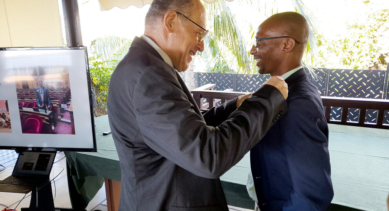 remise de médaille par le recteur