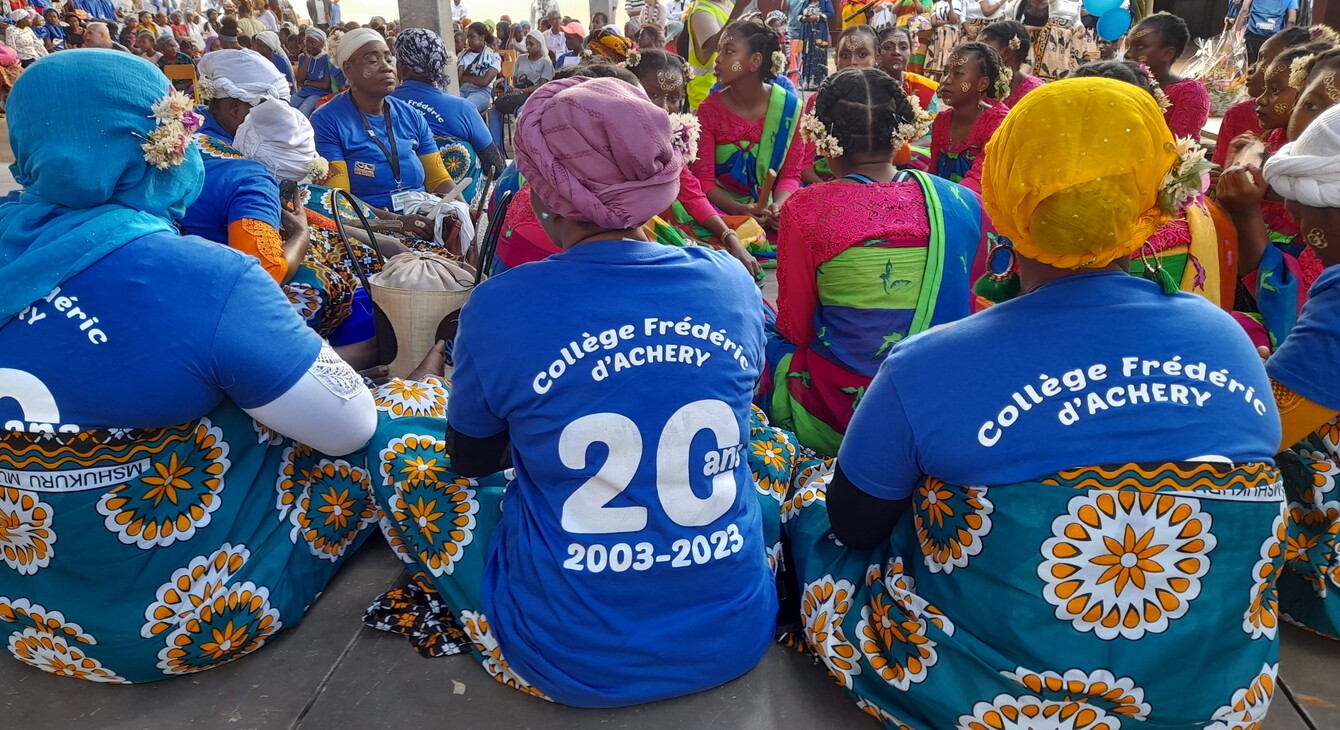 Bouéni prêtes à jour du mbiwi avec tee-shirt des 20 ans