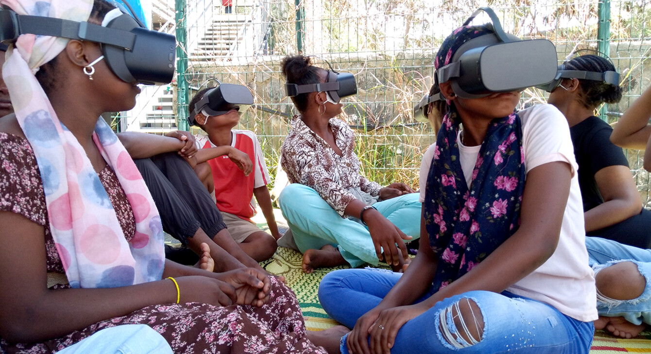 élèves avec casque de réalité virtuelle