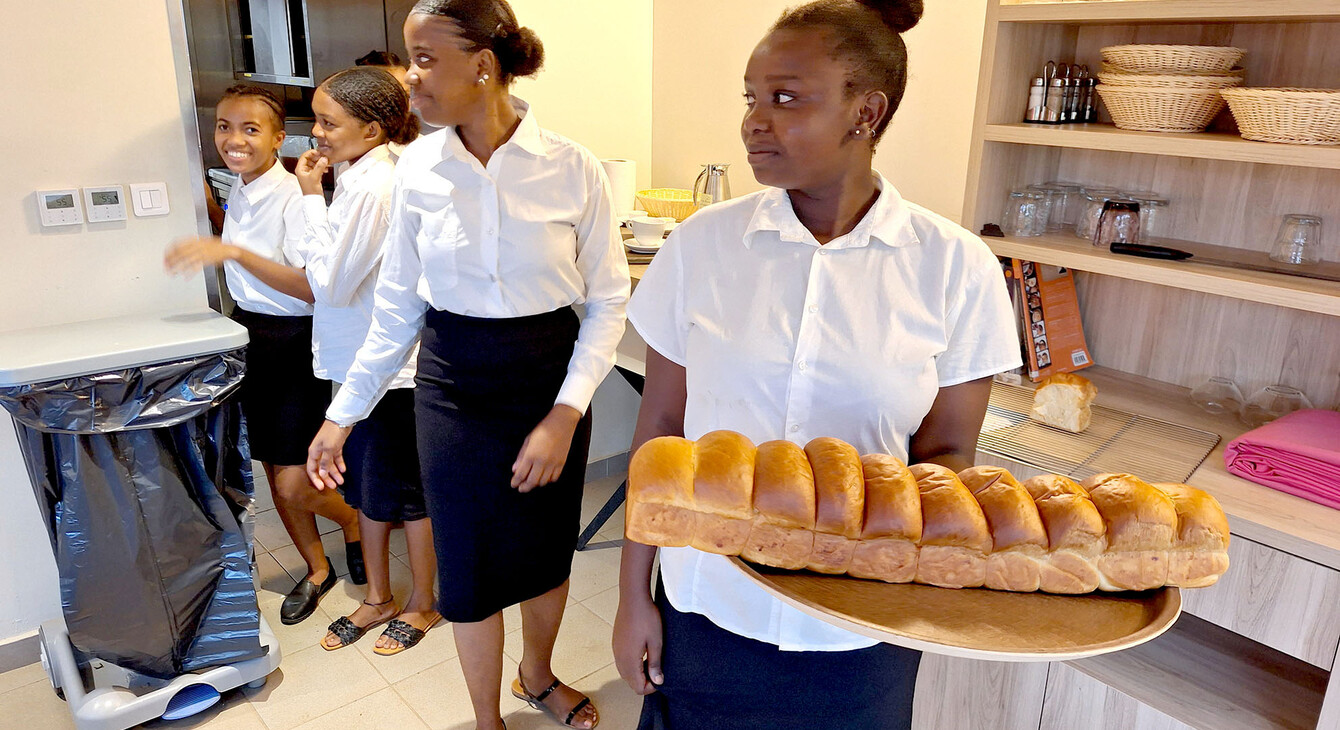 Les élèves servent le personnel invité