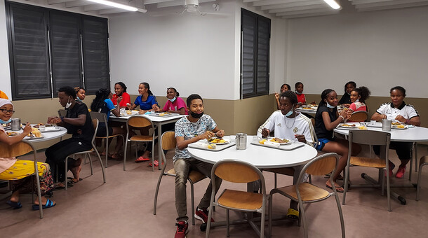 enfants à la cantine de l'internat