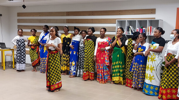 jeunes filles en salouva traditionnel