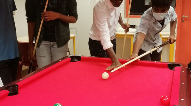 élèves jouant au billard