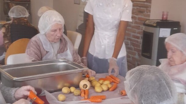 Un élève faisant la cuisine avec des personnes âgées