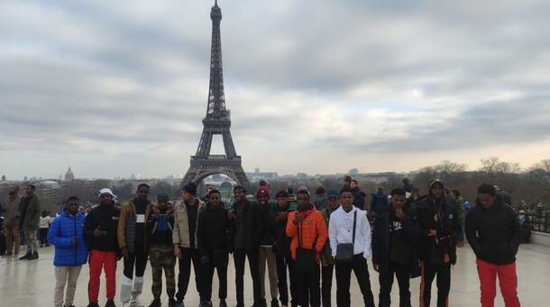 Les élèves posent devant la tour Eiffel