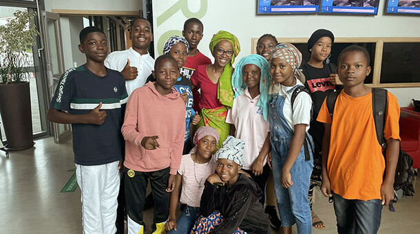 Les élèves visitant les locaux de Mayotte 1ère