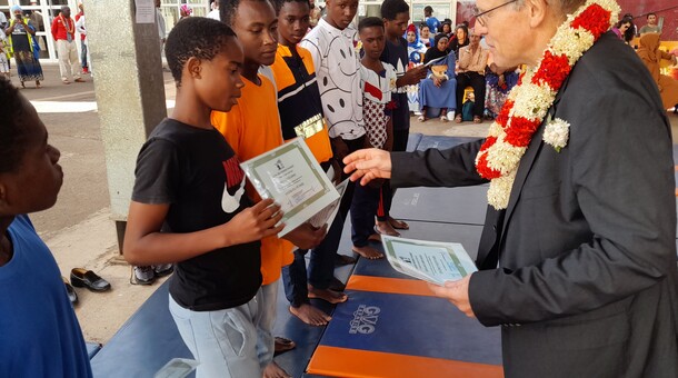 le recteur remets les diplômes aux élèves pairs 