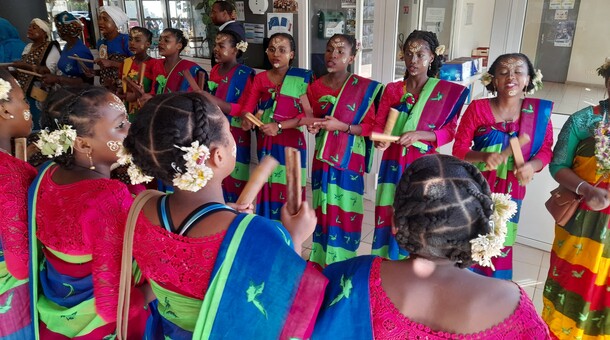 Accueil avec les chants traditionnels dans le hall du collège