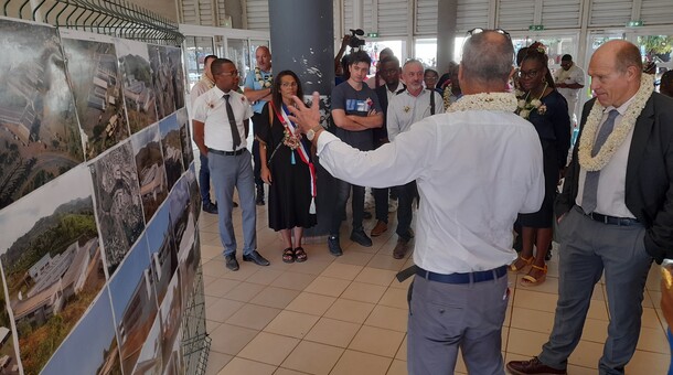 Exposition dans le hall du collège