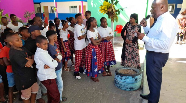 Le directeur de l'école parle aux élèves