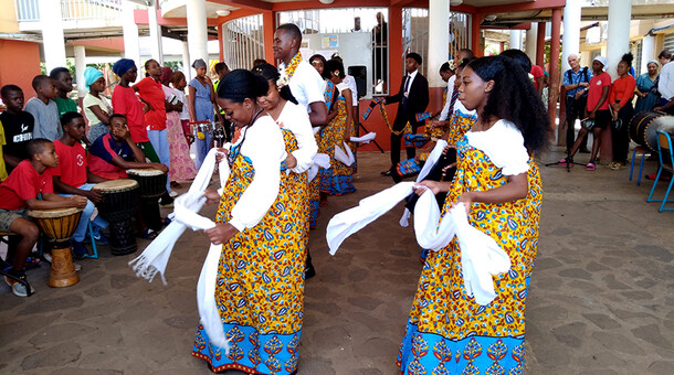 Danse traditionnelle pour accueillir le recteur