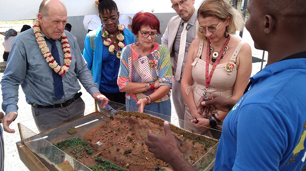 Le recteur et les inspecteurs sur un stand
