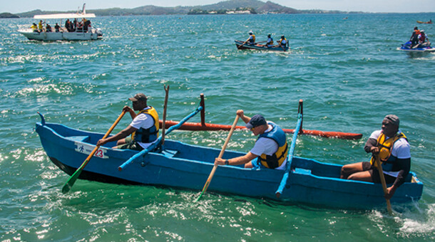 Le recteur et ses coéquipiers dans la pirogue