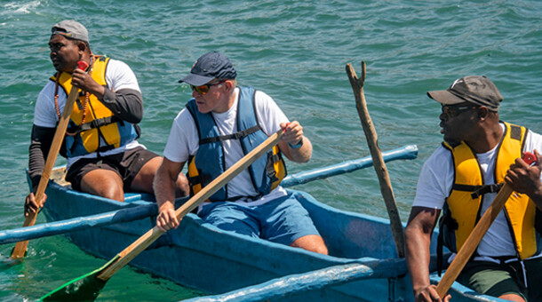 le recteur et ses coéquipiers dans la pirogue