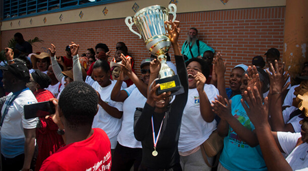 les jeunes vainqueurs brandissant la coupe