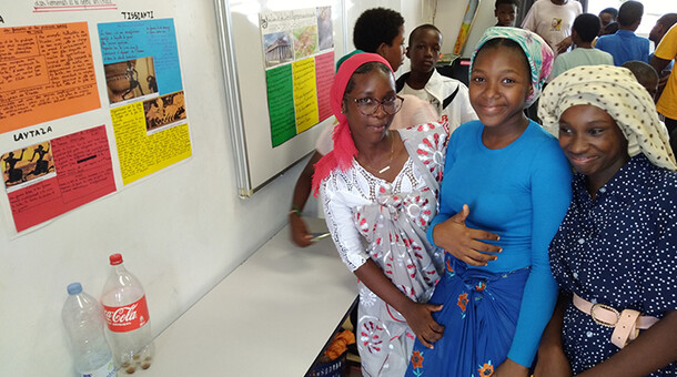 élèves souriantes devant expo