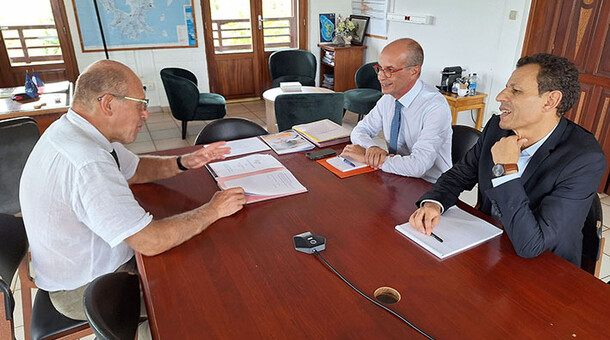 Signature dans le bureau du recteur