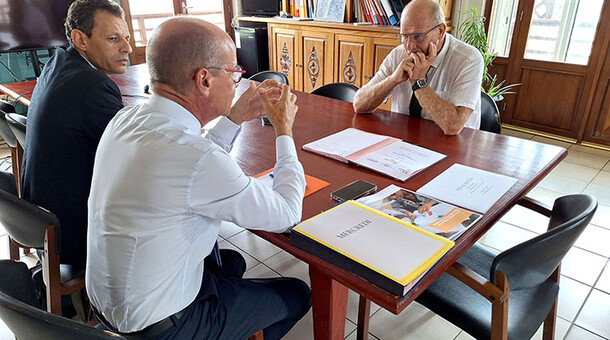 Signature dans le bureau du recteur