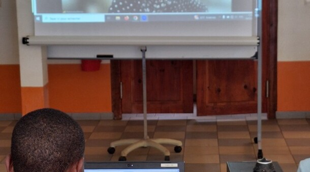 Des élèves de Bamana en visio-conférence avec Florence Aubenas