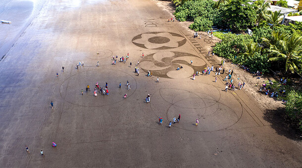 Les élèves tracent les figures sur la plage