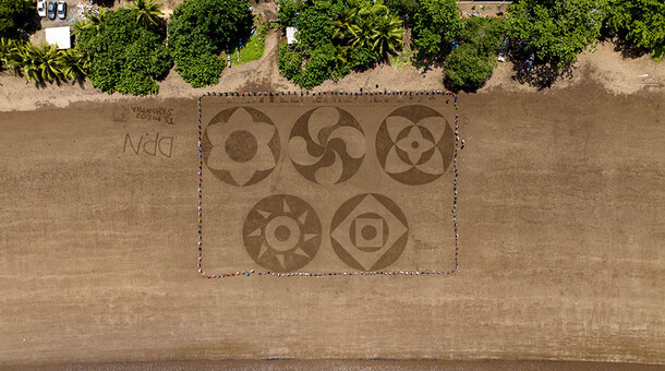 Les élèves tracent les figures sur la plage