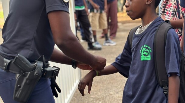Echange avec les policiers au collège de M'gombani