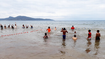 élèves en cours de natation