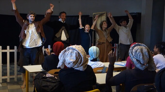 Troupe de théatre du héron en train de saluer les élèves à la fin de la représentation des aventures de Tom Sawyer