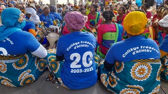 Bouéni prêtes à jour du mbiwi avec tee-shirt des 20 ans