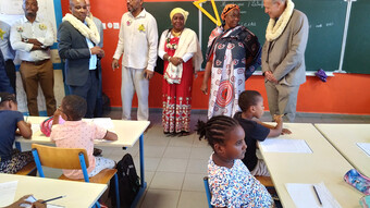 Le recteur et le maire dans une salle de classe