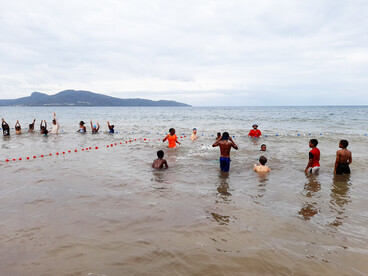 élèves en cours de natation