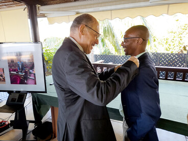 remise de médaille par le recteur
